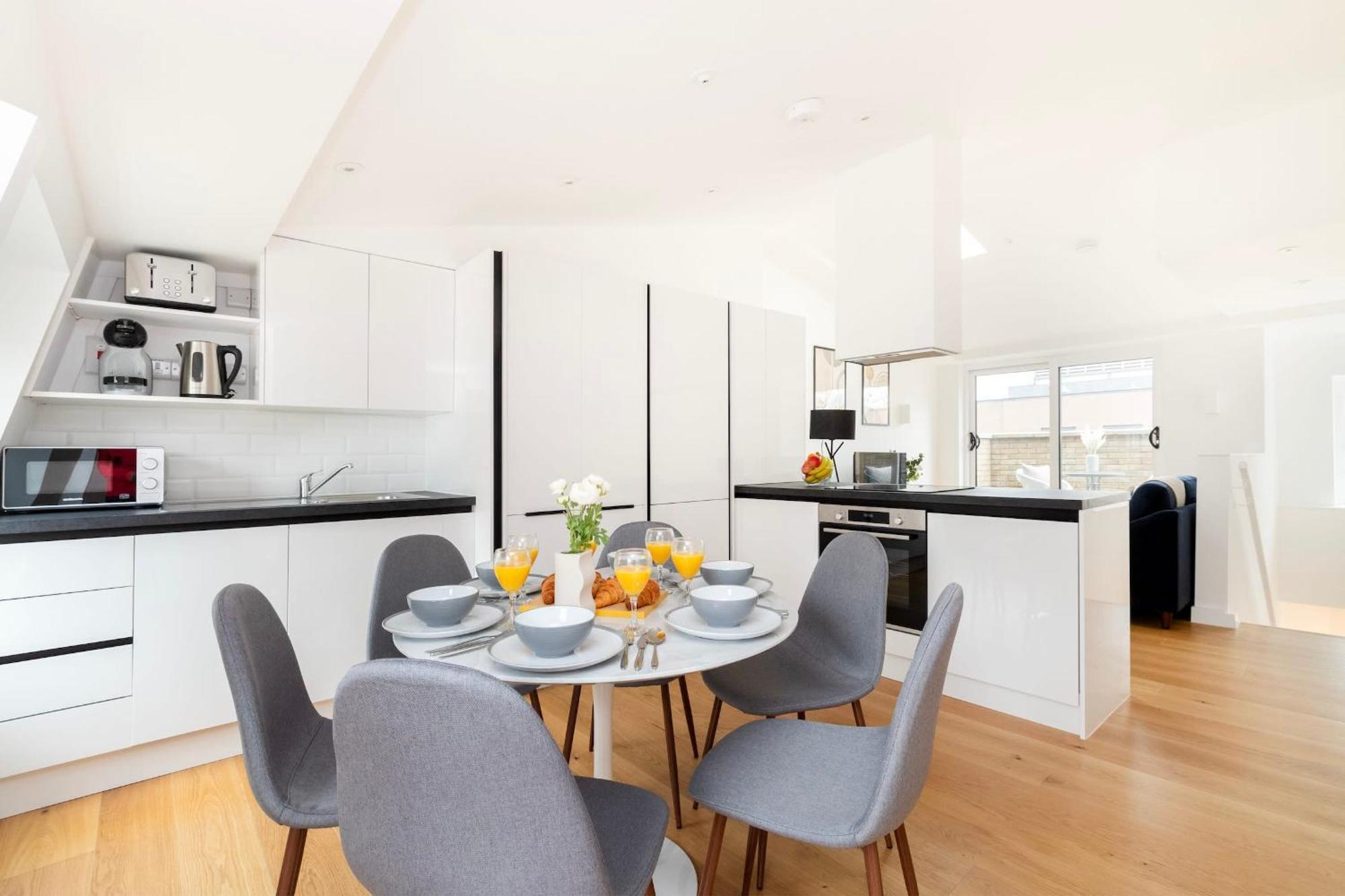 Fitzrovia & Soho - 2Br With Balcony - Cityapartmentstay London Eksteriør bilde